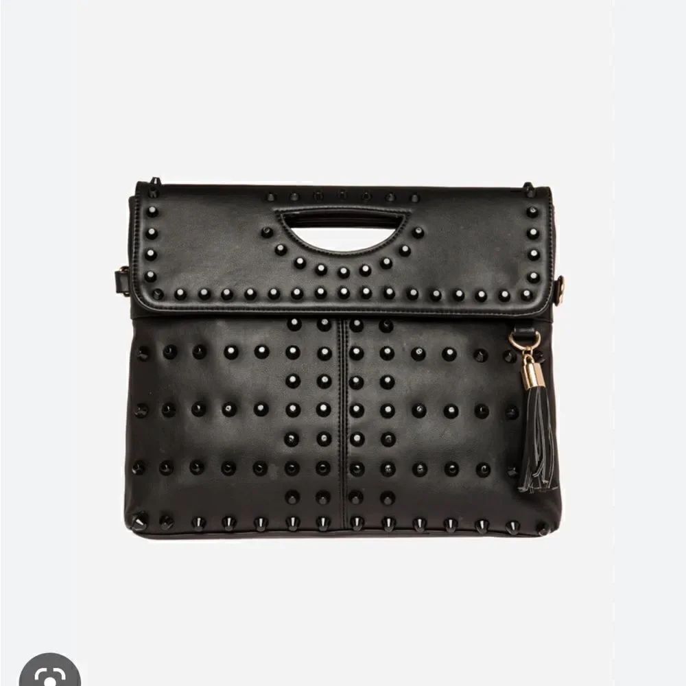 Mmsโblackโstuddedโenvelopeโpocketbook/purseโhandbag